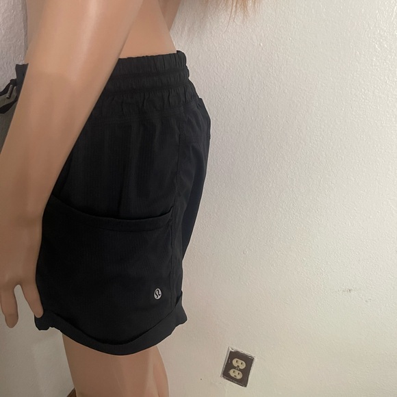 Lululemon Dance Studio Short -Size 8 Black-Good Condition - Picture 4 of 16